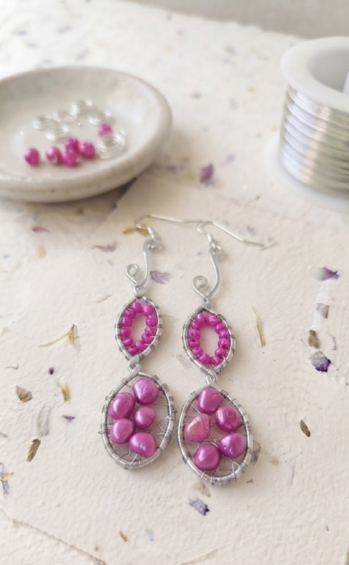 Fuchsiová elegance: Dlouhé náušnice s perlami