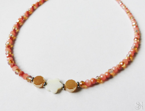 Handmade oranžový náhrdelník s perleťovým kvetom -
