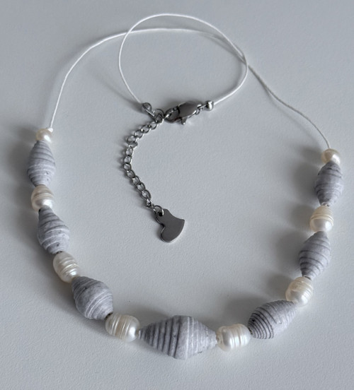 Minimalistický náhrdelník z recyklovaného papíru