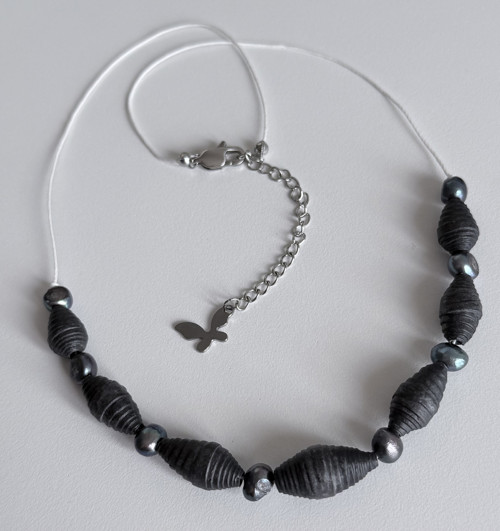 Minimalistický náhrdelník z recyklovaného papíru
