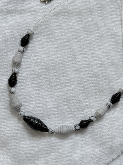 Minimalistický náhrdelník z recyklovaného papíru