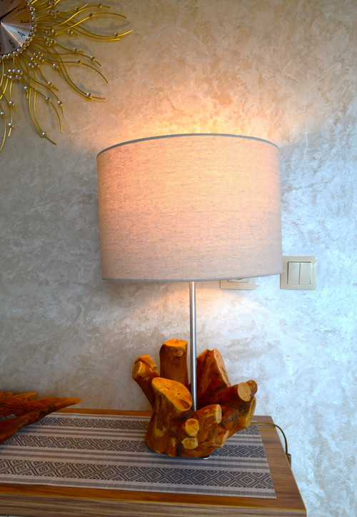 Originální stolní lampa z přírodního dřeva