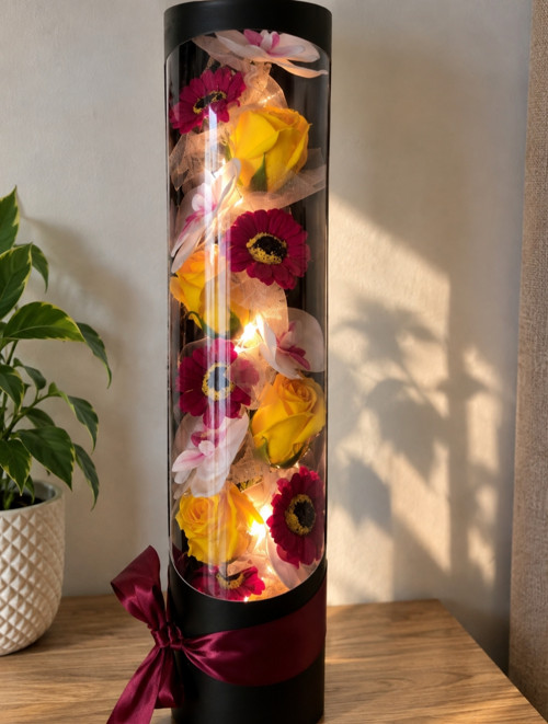 Svítící květinový box v tubusu s růžemi a orchidej
