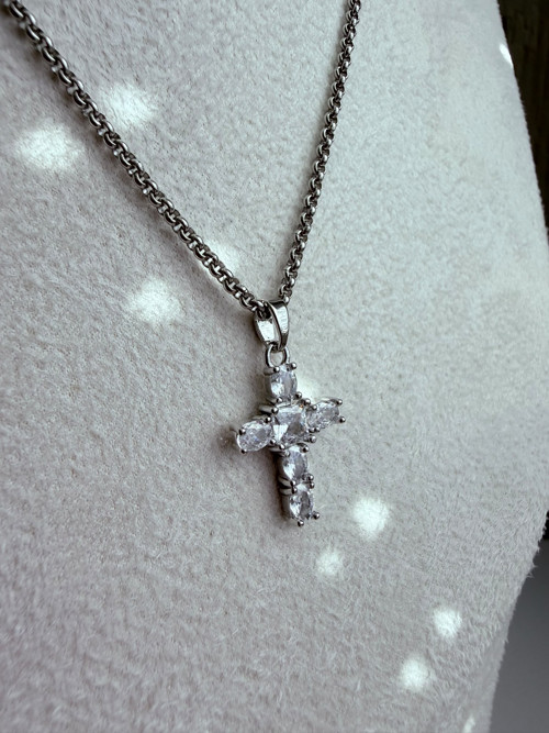 Minimalistický náhrdelník Gal s křížkem a krystaly