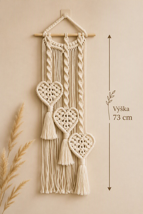 Macramé dekorace se třemi srdíčky