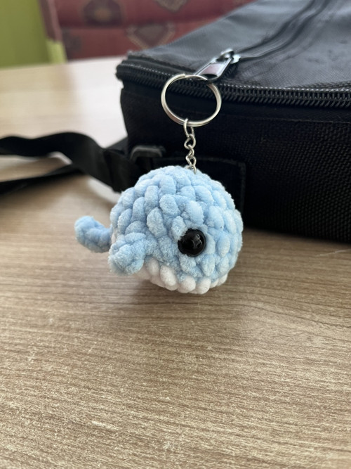 Háčkovaný přívěsek Velrybka - modrá (7 cm)