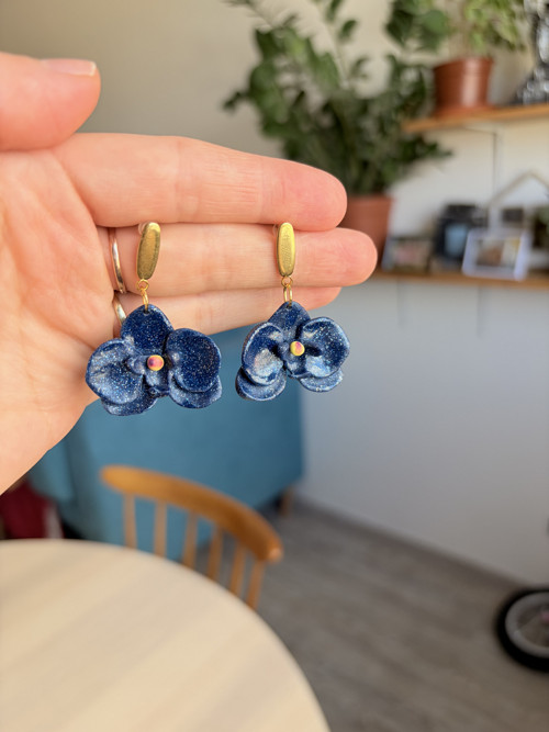 Třpytící se náušnice Modré orchideje
