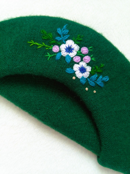 Pařížanka 24 (ručně vyšívaný baret)