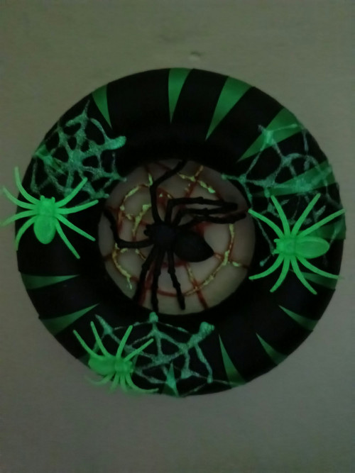 Halloweenský věnec s pavouky a pavučinou 24 cm