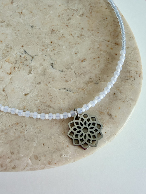 Světle modrý náhrdelník s přívěskem mandala