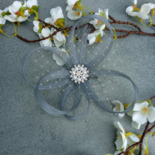 Šedé odstíny Fascinator