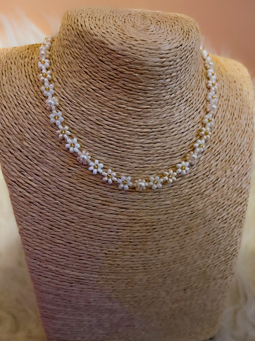 Béžový kytičkový náhrdelník / choker