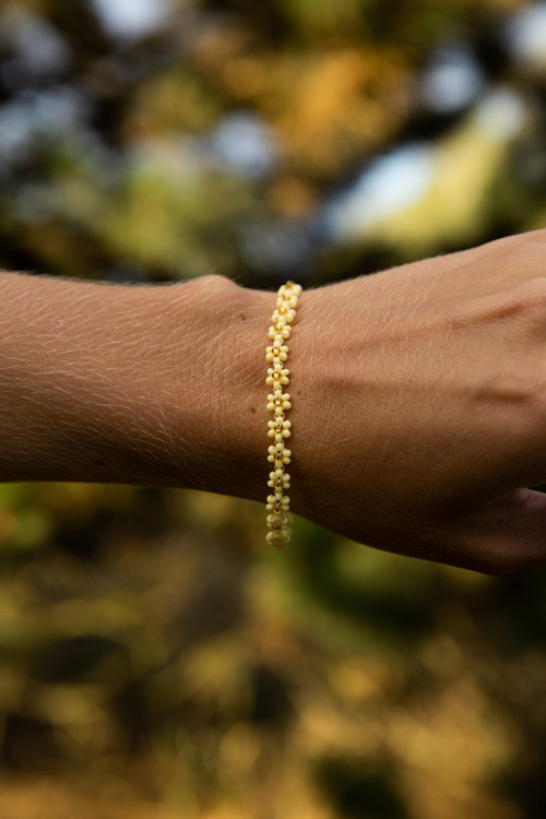 Žlutý kytičkový náramek z rokajlových korálků