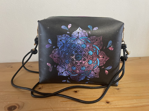 Stylová crossbody kabelka s motivem mandaly