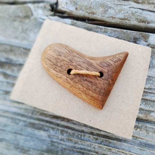 Knoflíček ze dřeva ořešáku