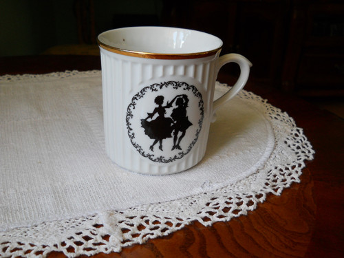 Porcelánový hrnek Rokoko