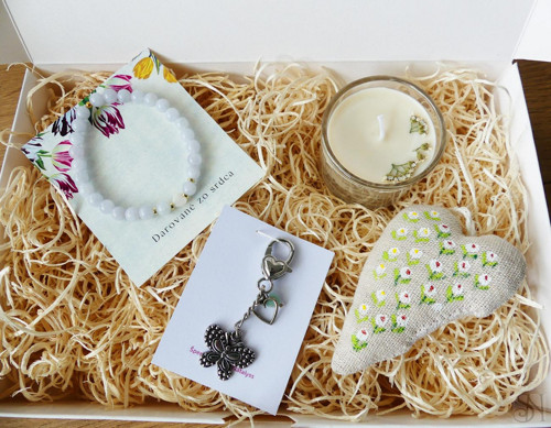 Handmade darčekový box s náramkom, sviečkou, kľúče