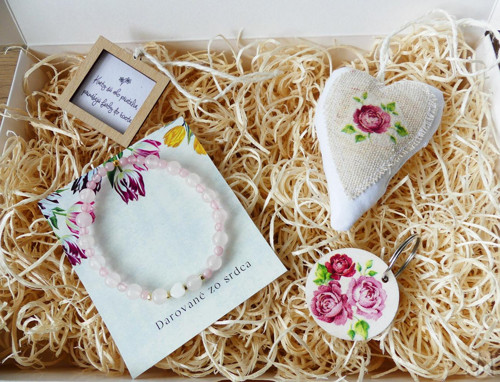 Handmade ružičkový darčekový box s náramkom, kľúče