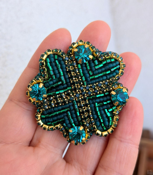 Handmade šitá korálková brošňa štvorlístok