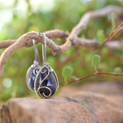 Náušnice se safírovými kapkami wire wrapping