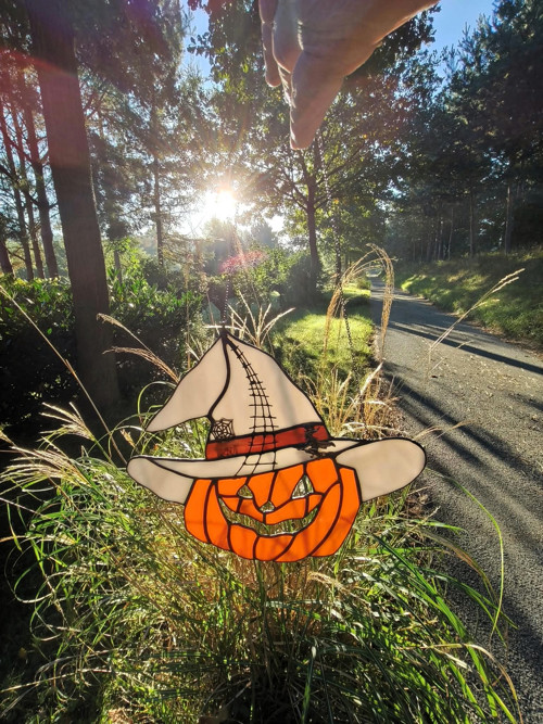 Vitrážová dýně s kloboukem, závěsná, Halloween