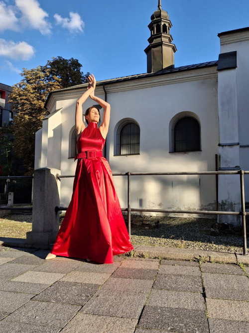 Model v červené barvě