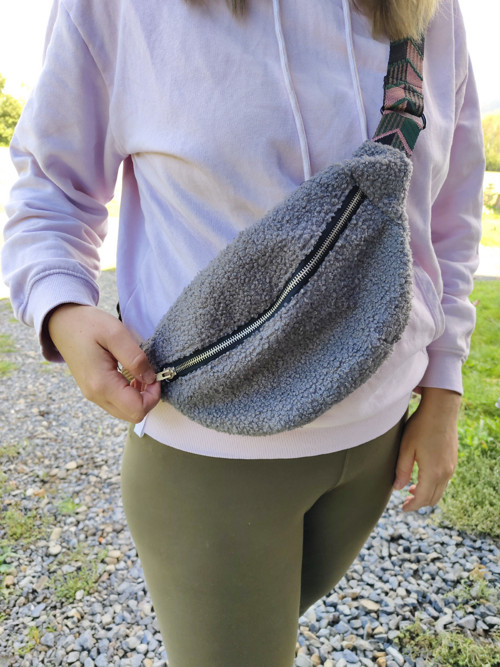 Ledvinka šedá bouclé