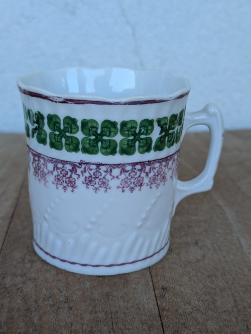 Starožitný porcelán.hrnek s reliéfem a čtyřlístky.