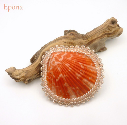 Brož Coquille (s mušlí)