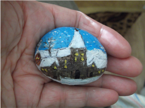 Zima v dědině malovaná na kameni. 5x4 cm
