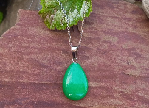 Ocelový náhrdelník s nefritovou kapkou 25x15 mm
