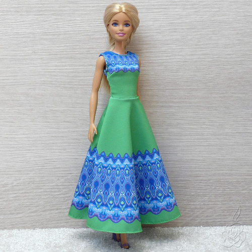 Dlouhé barevné šaty pro Barbie