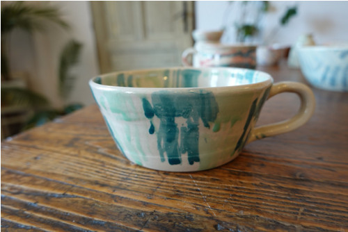 Hrnek zelený, pruhovaný