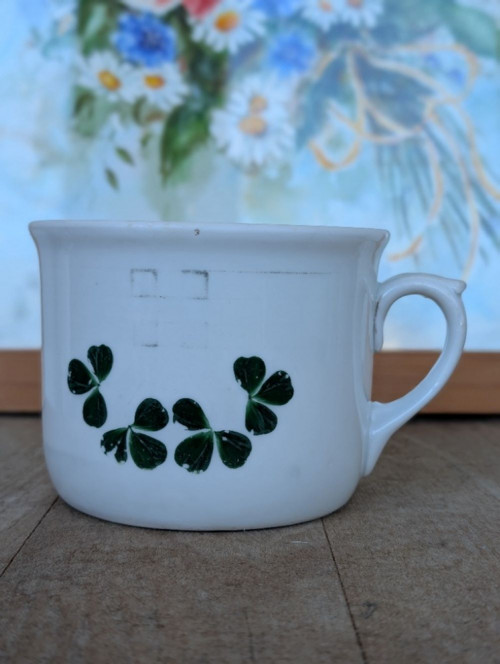 Starožitný porcelánový hrnek„Vařák“s motivem jetel