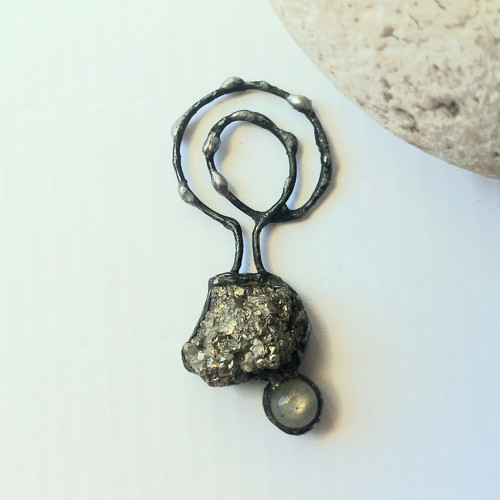 Pyrit a labradorit jako kořen stromu