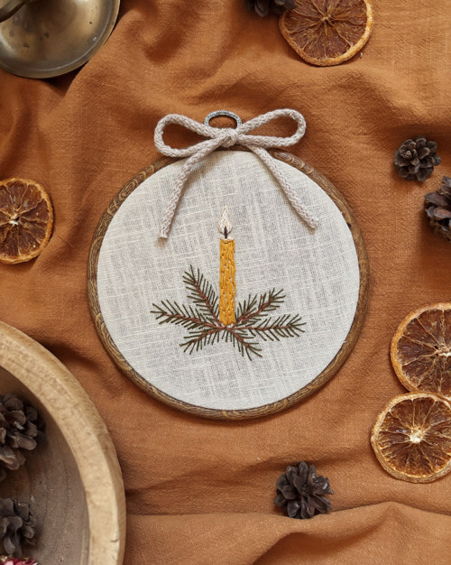 Vyšívaná vánoční ozdoba 17 cm - Advent. svíčka
