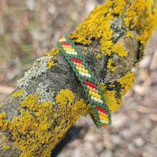Cesta, kde inspirace bylo rasta - pletený náramek