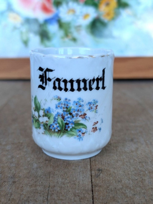 Starobylý hrneček se švabachem, Fannerl,6,5 cm.