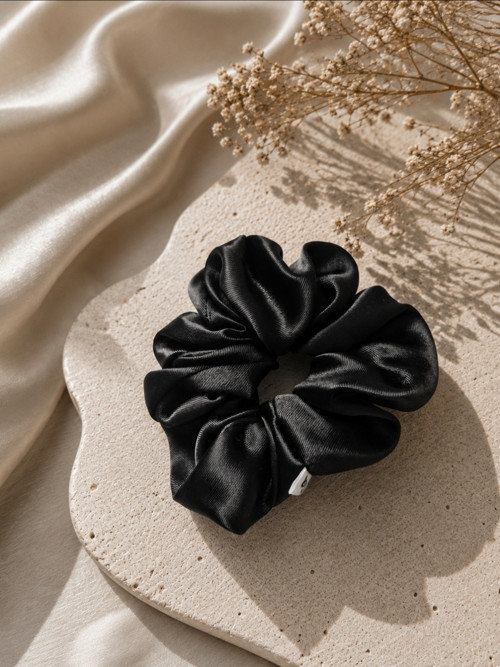 Saténová gumička scrunchie - černá