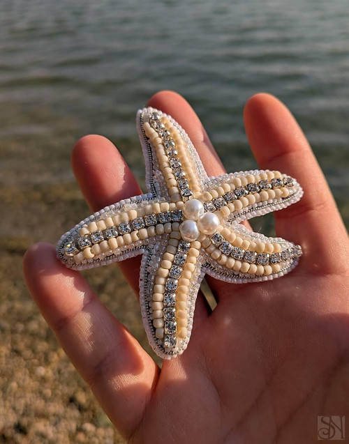 Handmade šitá korálková brošňa morská hviezdica
