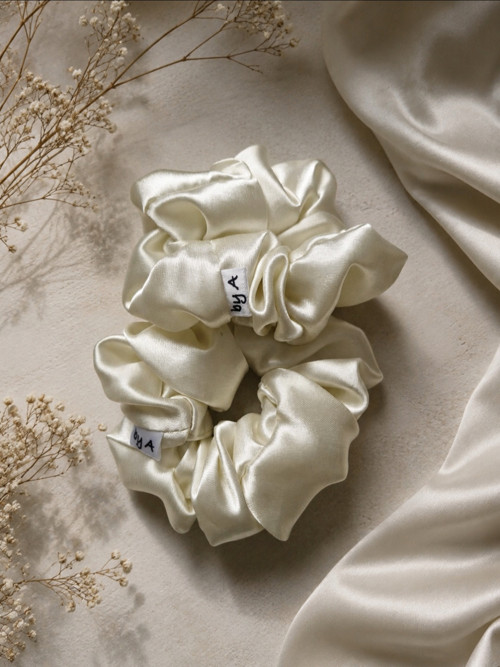 Saténová gumička scrunchie - smetanová