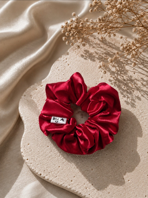 Saténová gumička scrunchie - červená