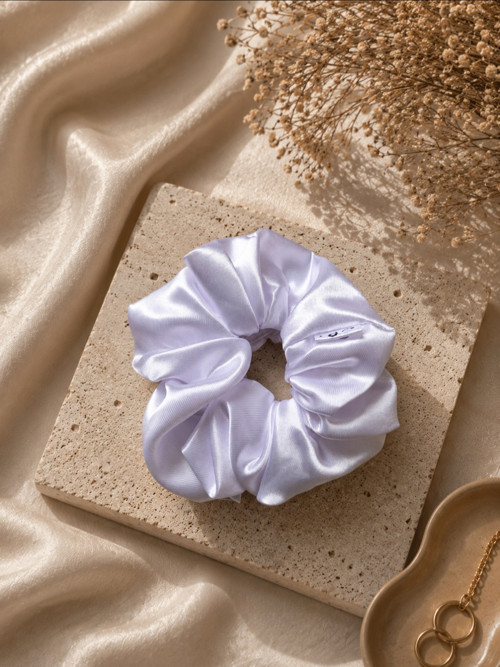 Saténová gumička scrunchie - bílá