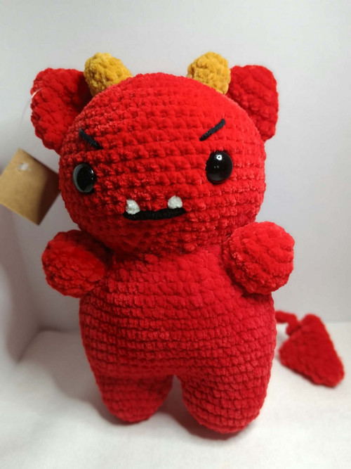 Háčkovaný čertík / dekorační postavička 22 cm