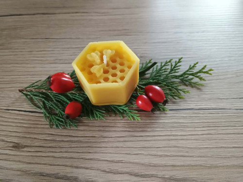 Svíčka včelky na plástvy