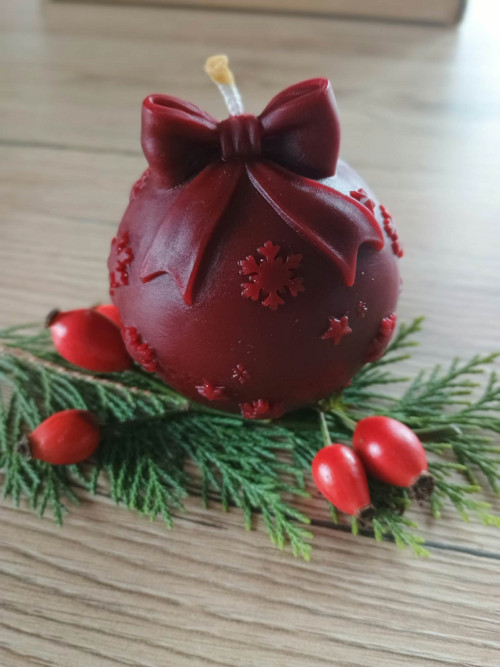 Svíčka "Koulička s mašlí" tmavě červená