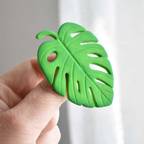 Brož Monstera z polymerové hmoty