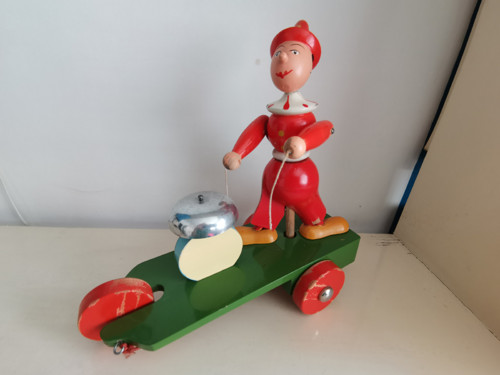 Retro dřevěná hračka kašpárek na vozíku