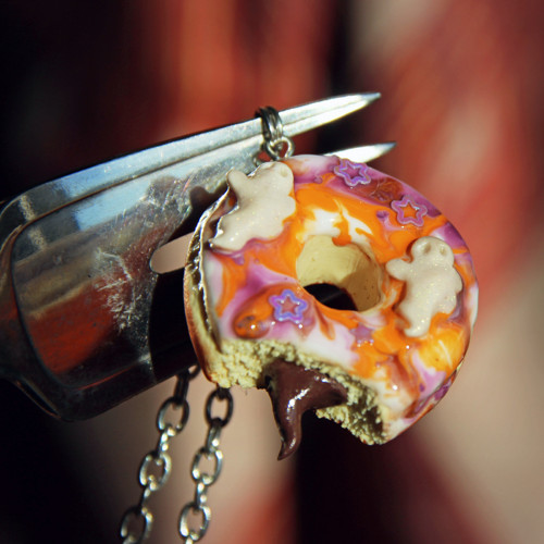 Halloweenský donut - náhrdelník