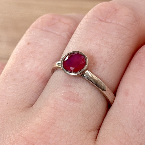 Stříbrný elegantní prsten s rubínem E009